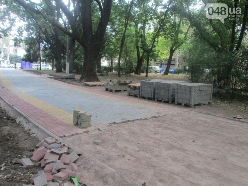 Одеський парк перетворили плиткою